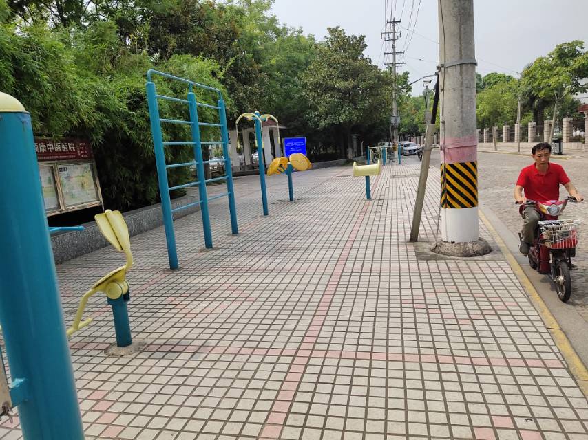 东大小区健身点