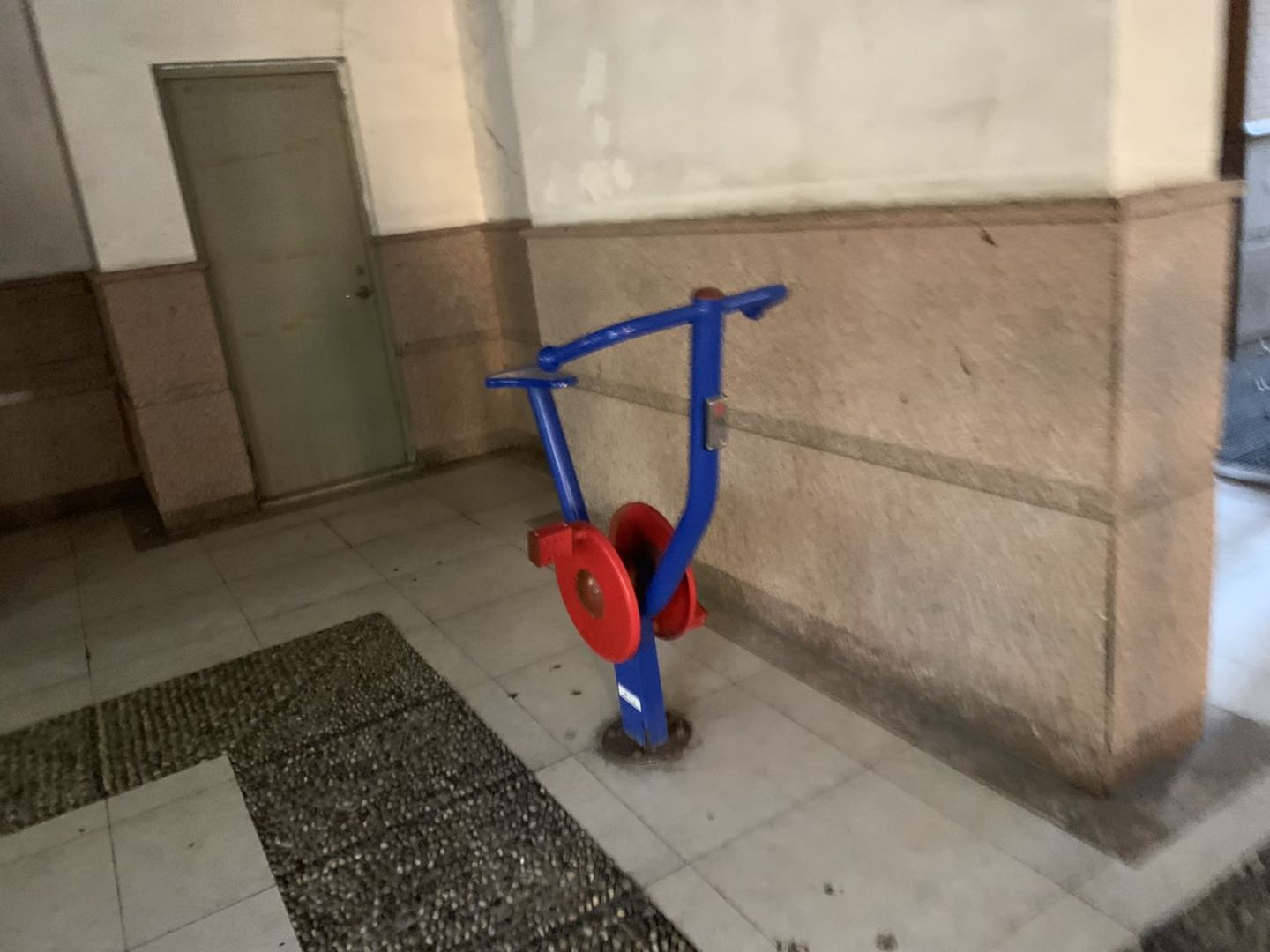 直立健身车