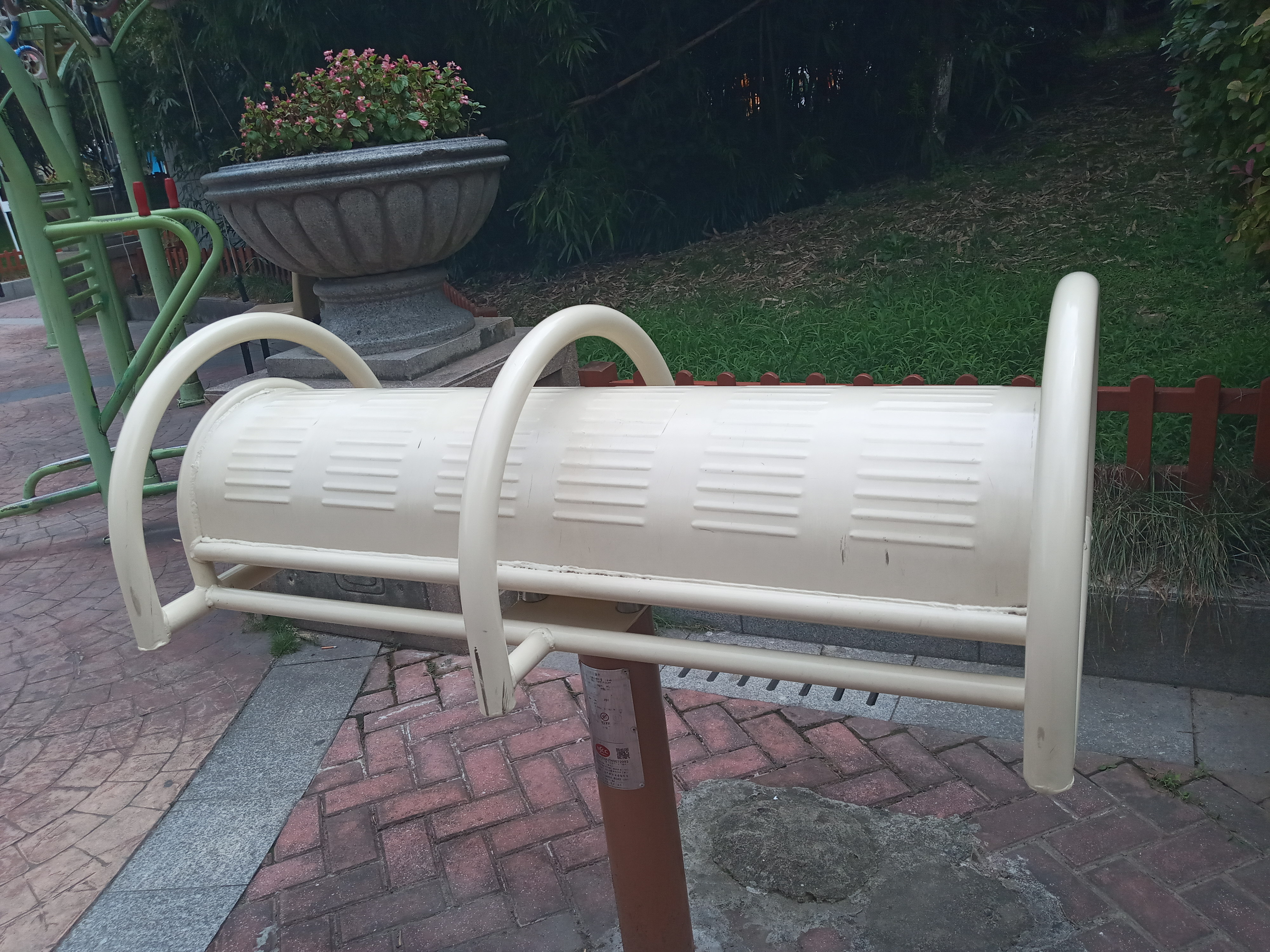 伸腰展背器