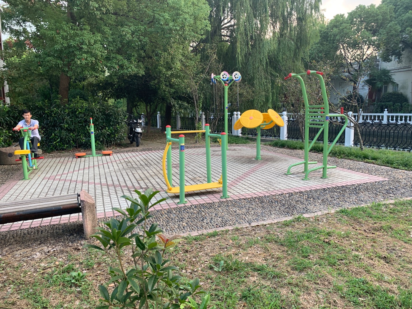 合众湖畔北边健身点