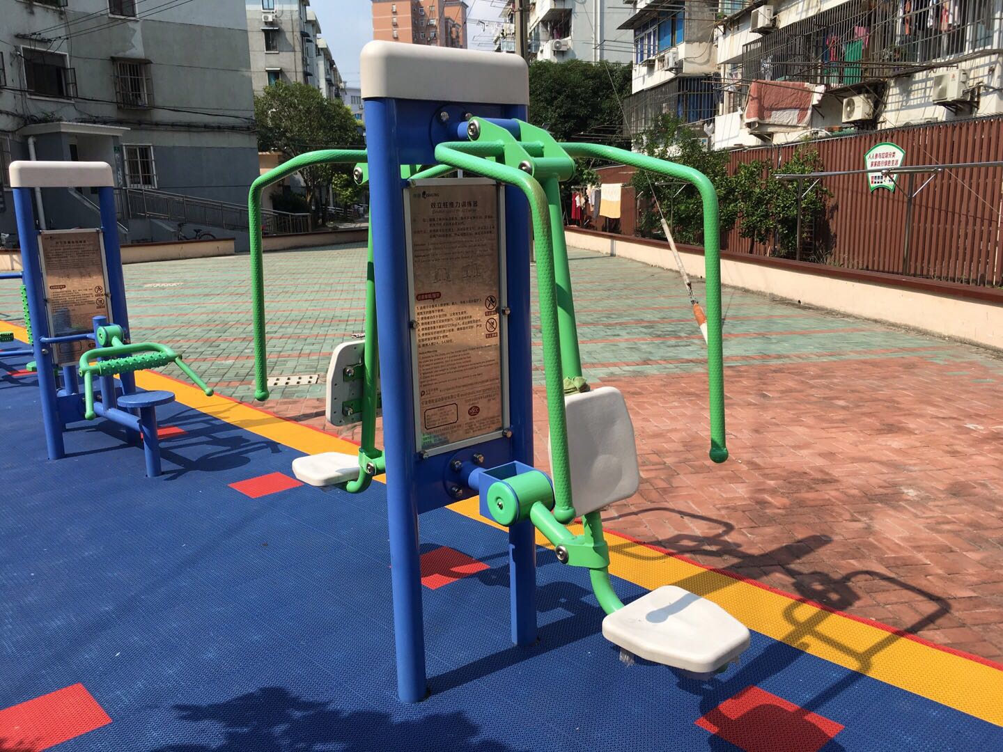 双立柱前推训练器