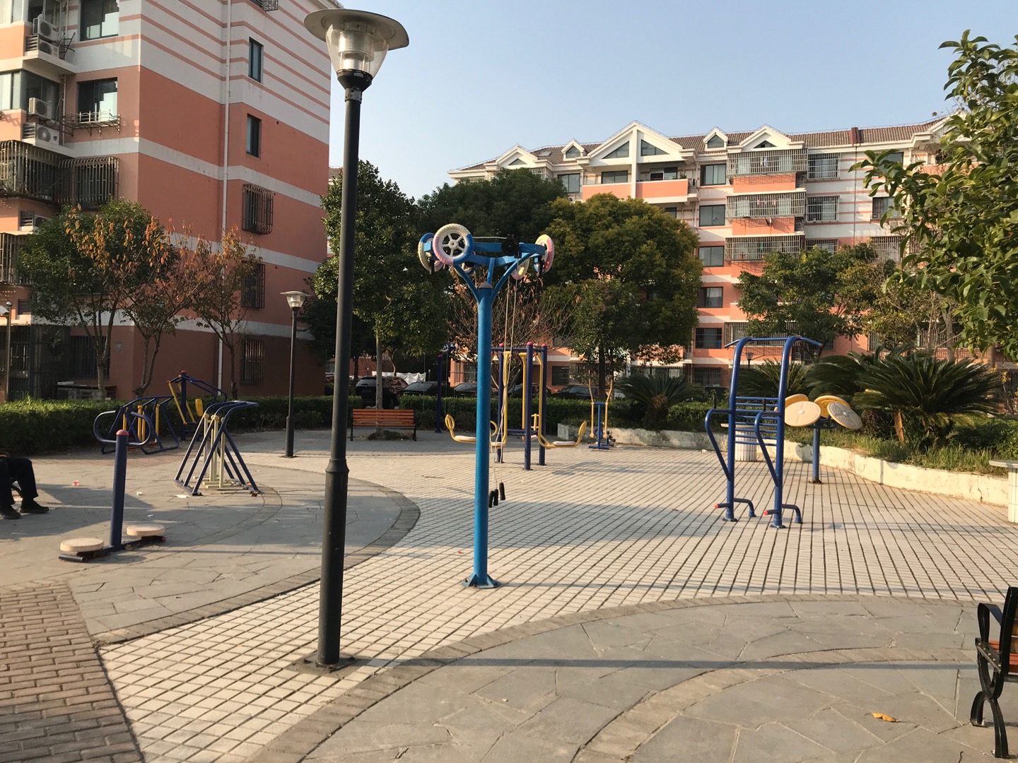 邓镇一居施镇路255弄33号后健身路径