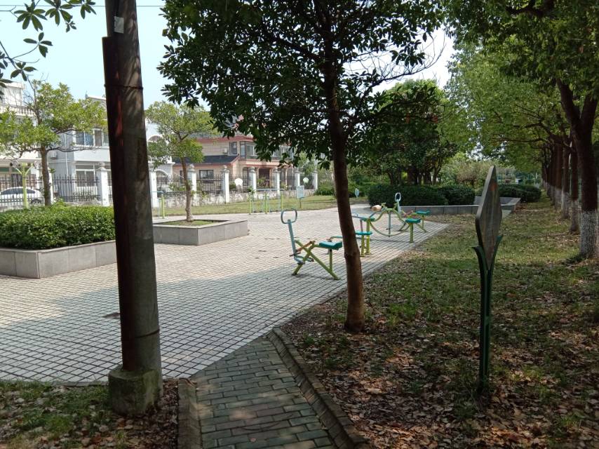 嘉富路小区东侧市民健身点