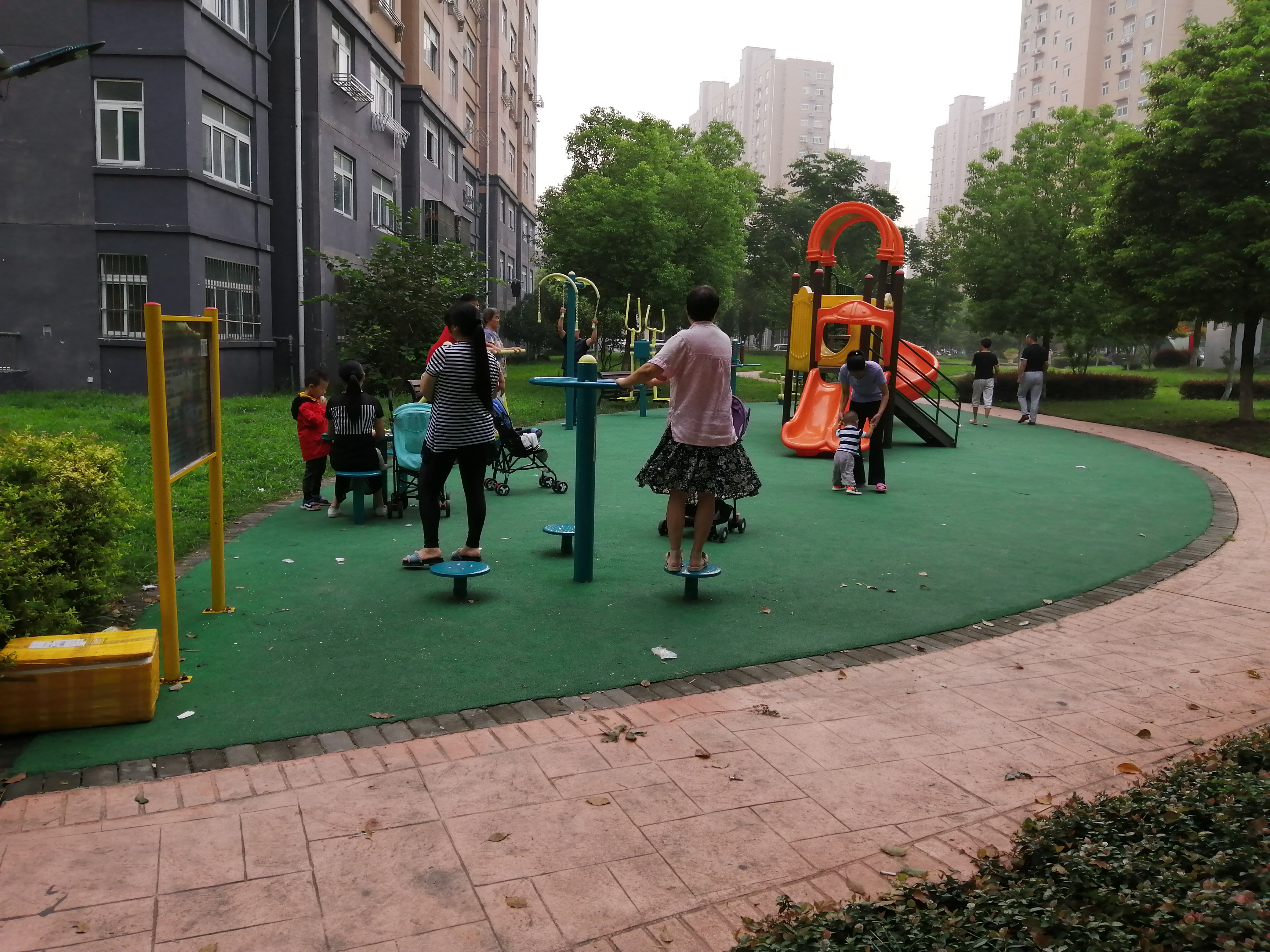 华中苑B区健身苑苑点