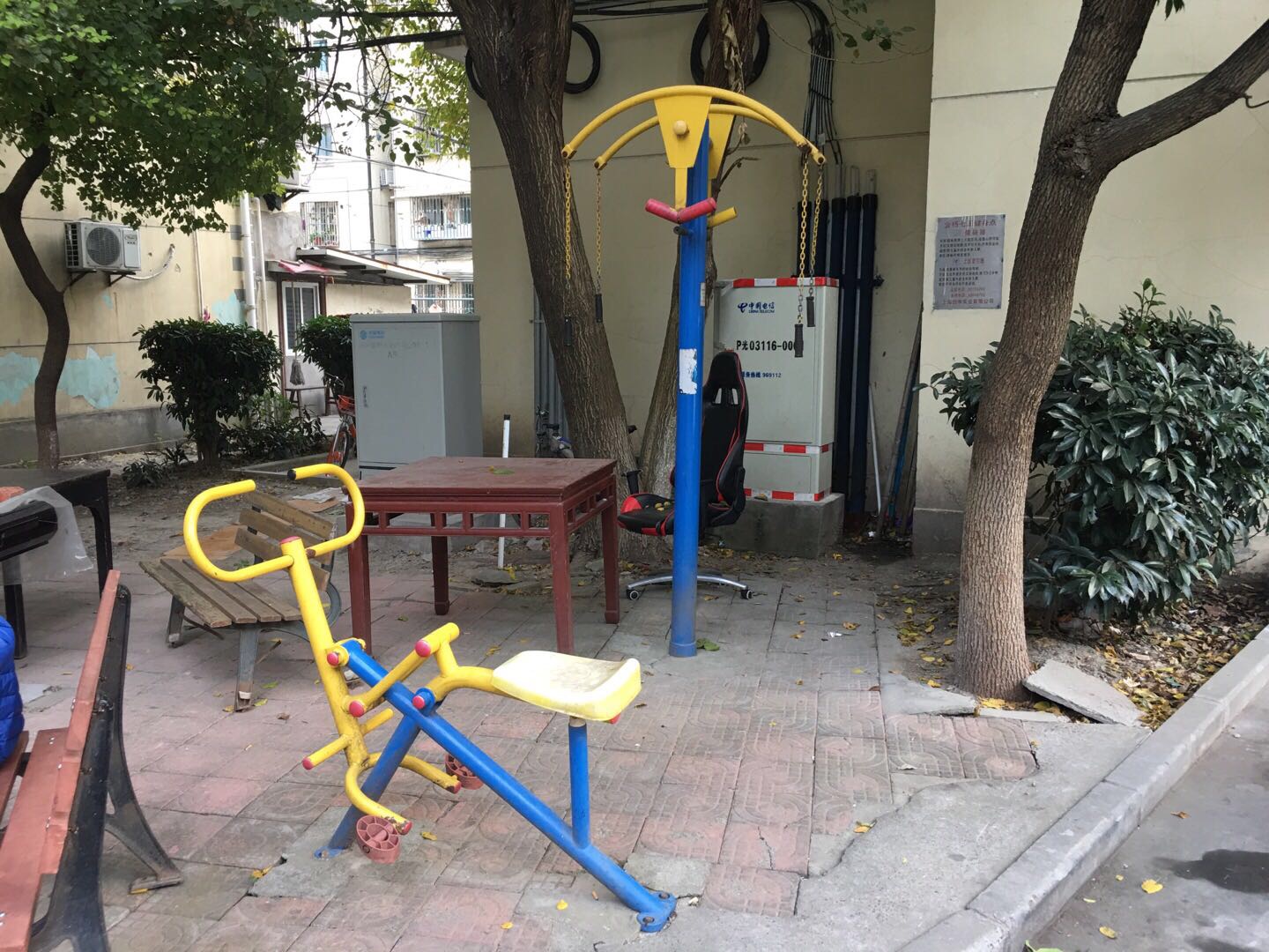 金杨七居10号车库对面