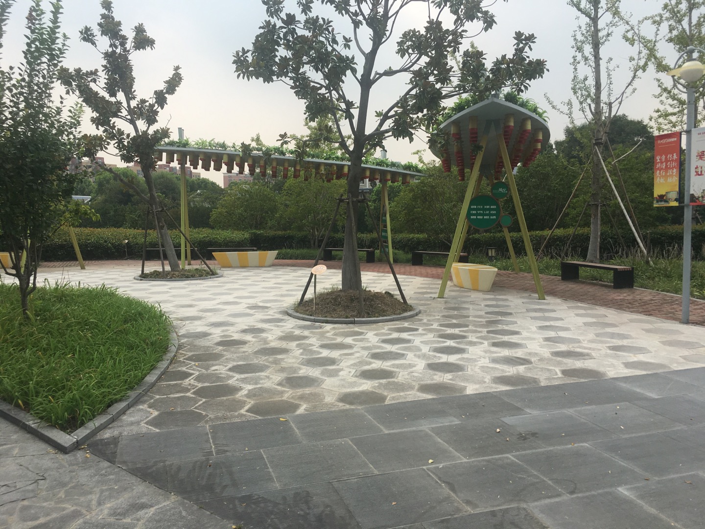 虹桥镇河滨绿地健身步道