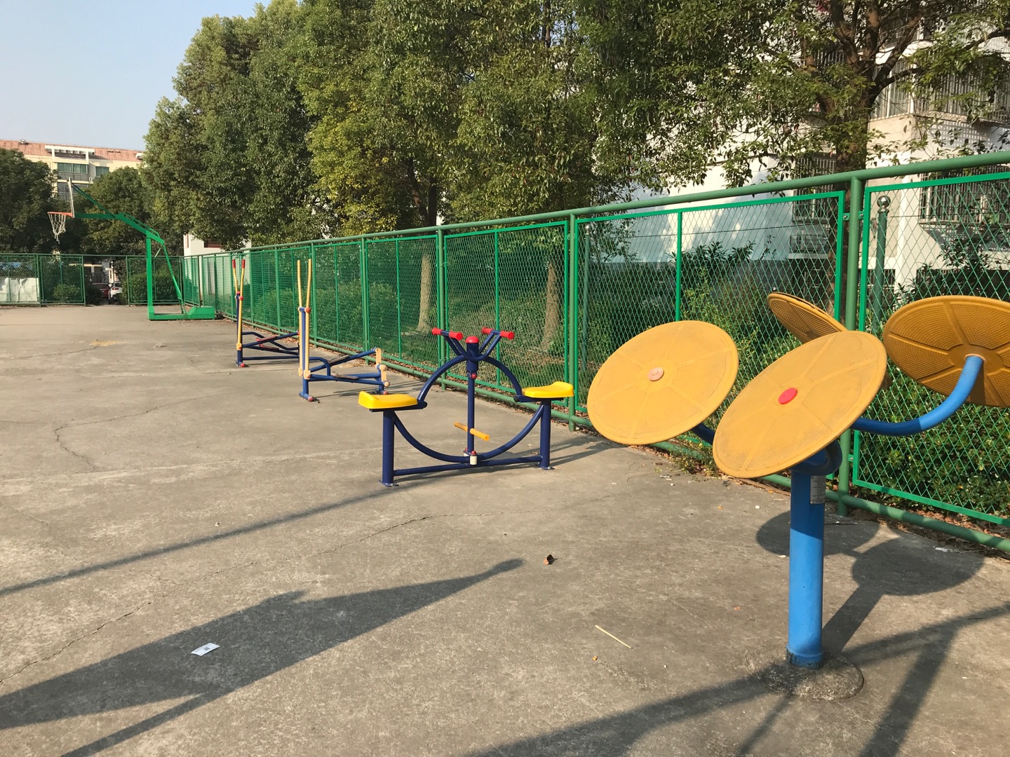 东港二居施湾三路1106弄24号篮球场旁健身路径