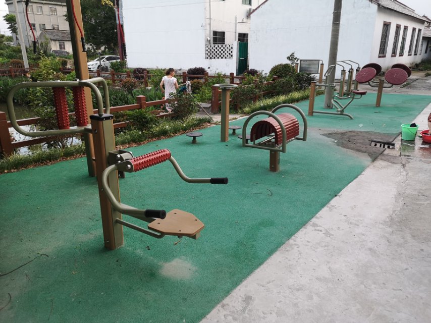 新塘村银杏广场市民益智健身点