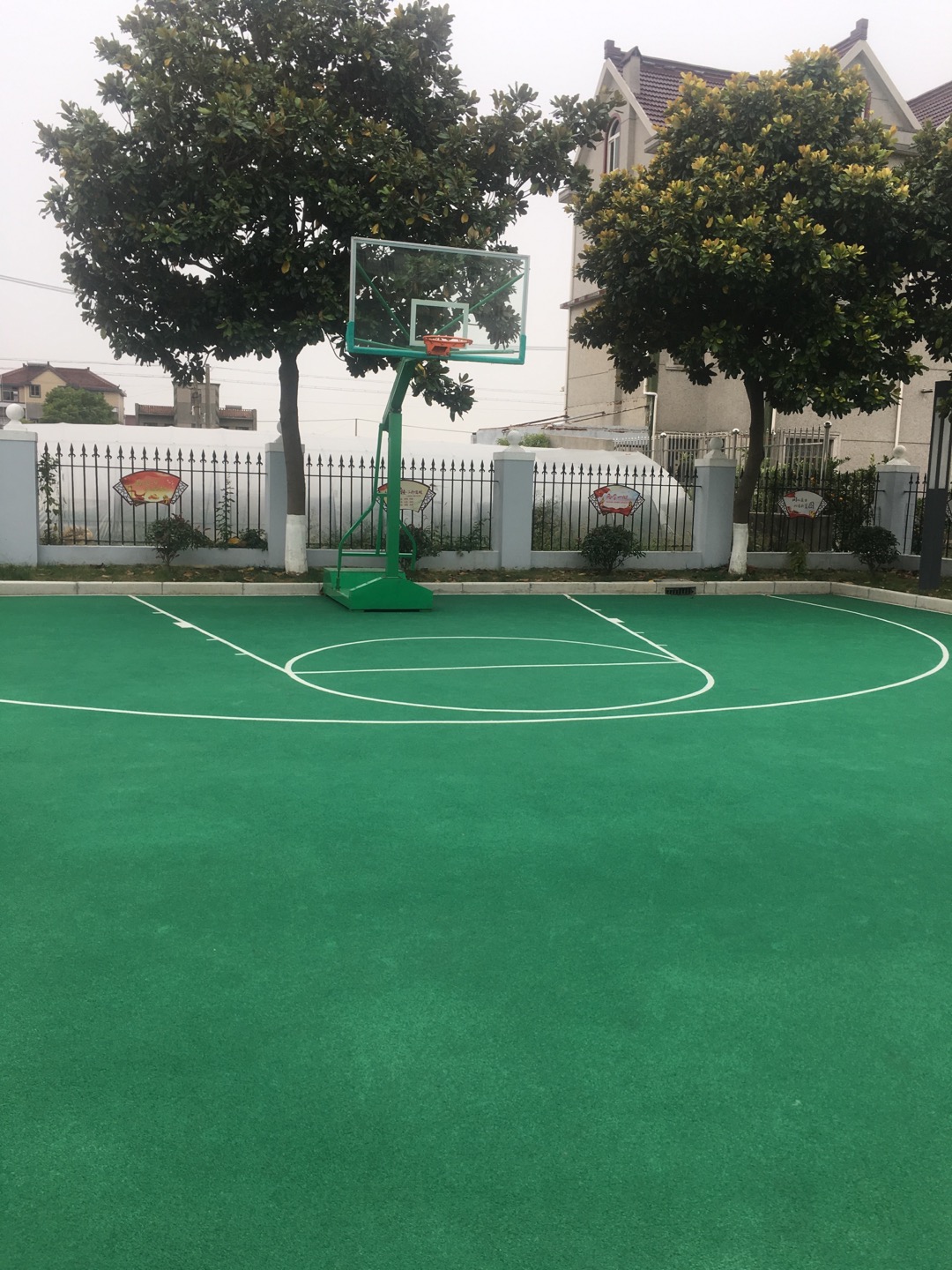 欣河村篮球场