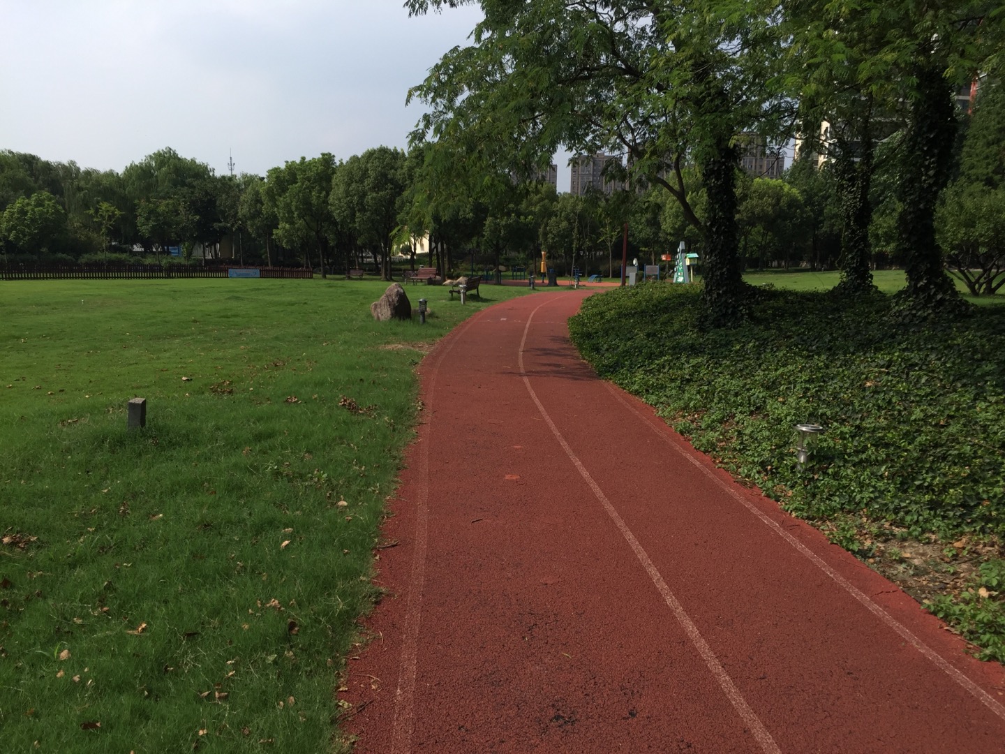 百亩公园健身步道