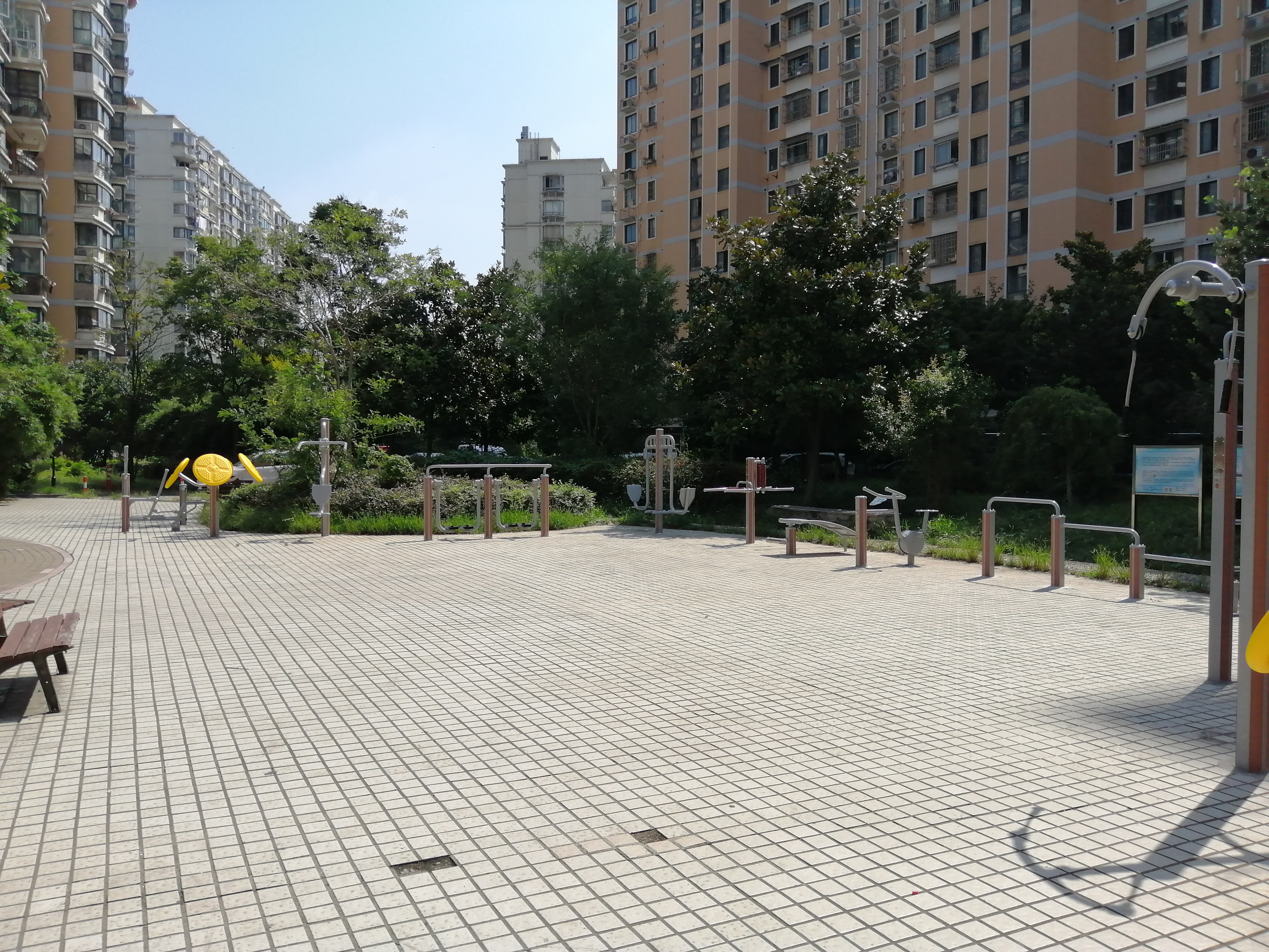 新月一居居委健身点1
