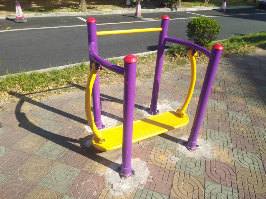 晃板健身器
