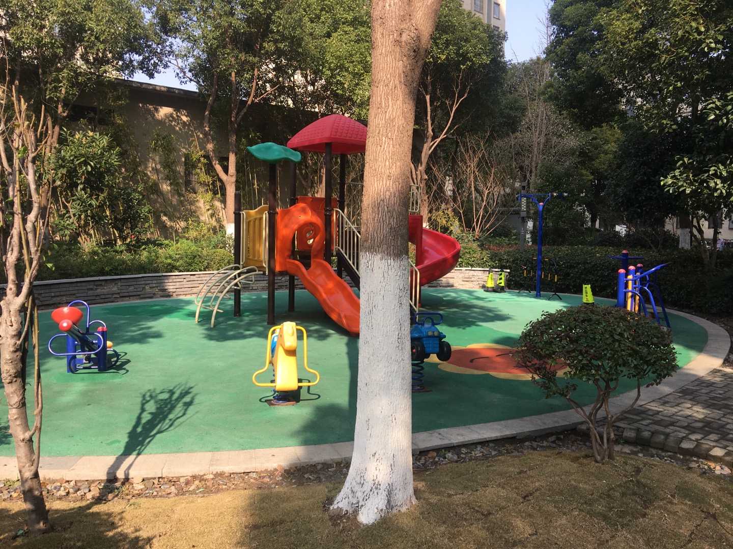 绿地臻品嘉园小区889弄98号楼前市民健身点