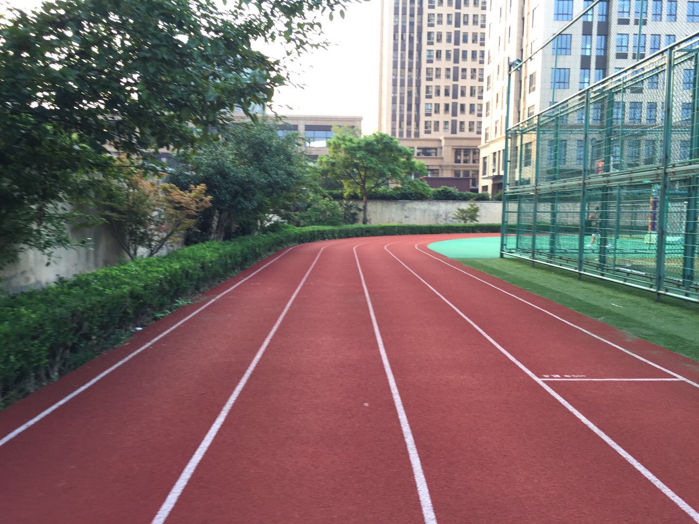 南翔镇社区公共运动场健身步道