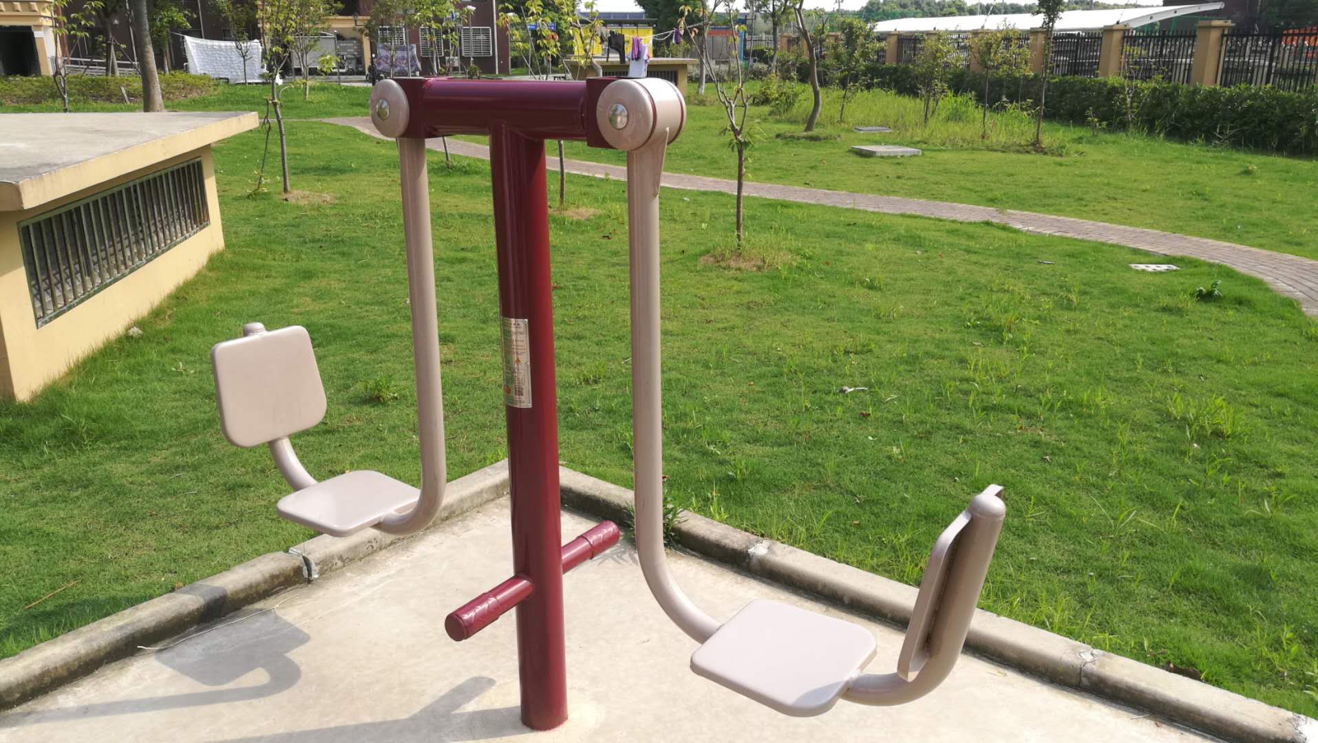 双人坐蹬器