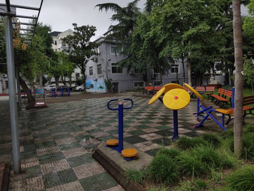 塔城路居委健身点