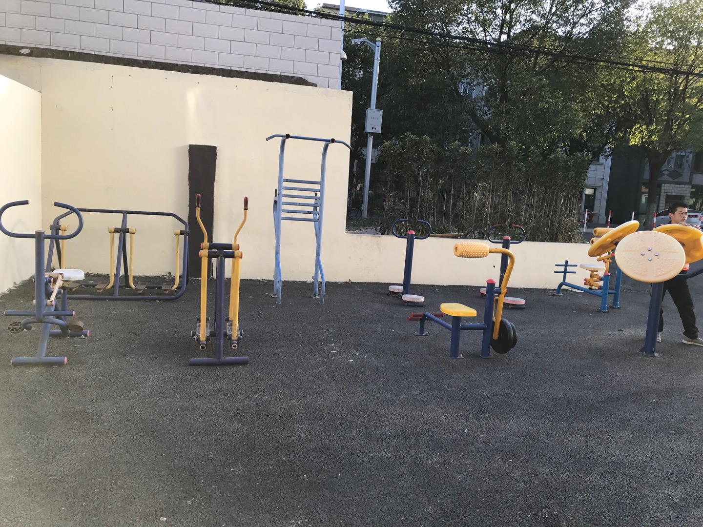 盐仓居委盐朝公路71号健身路径