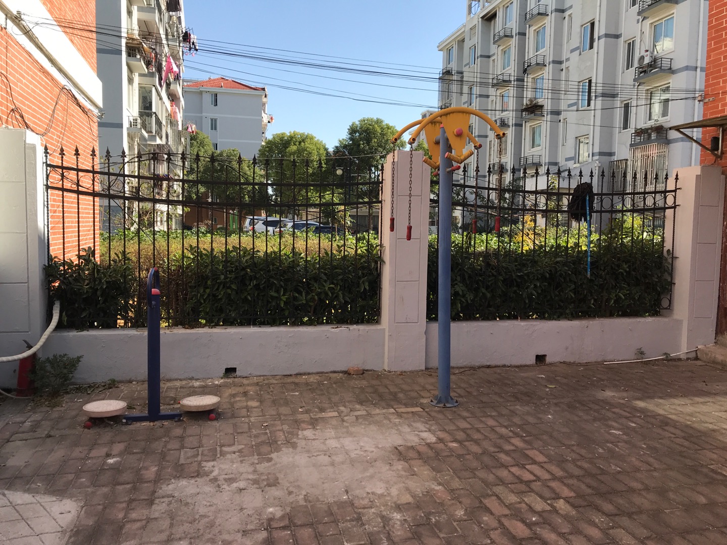 千汇二村532号南侧健身路径
