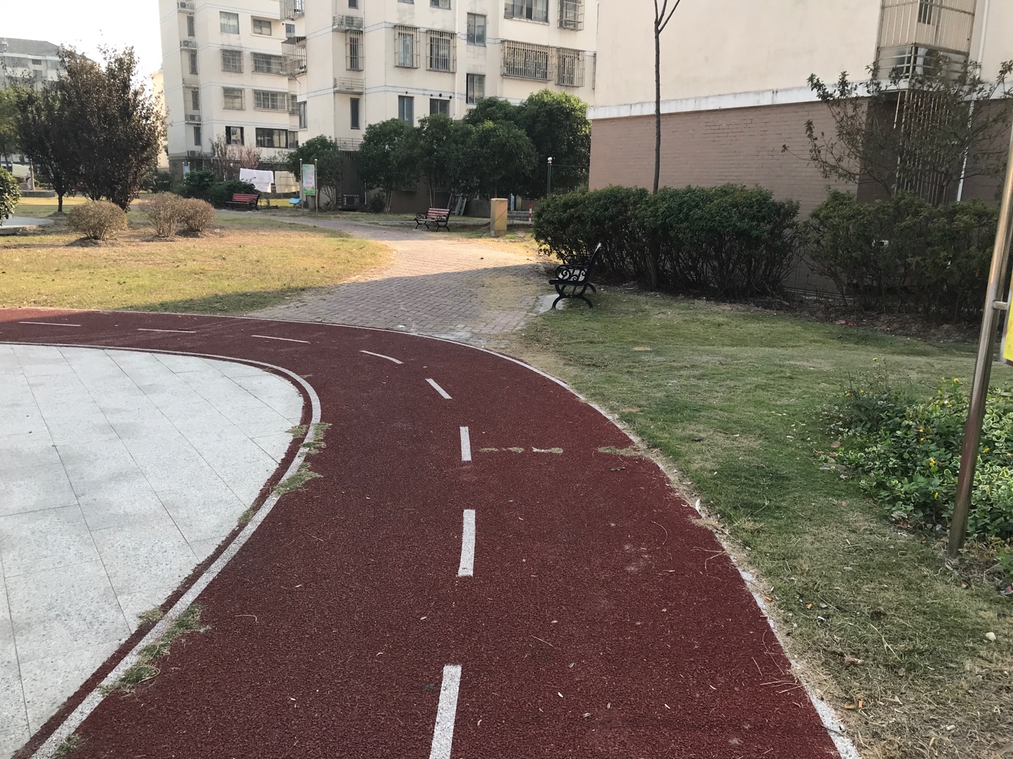 邓镇二居广场健身步道