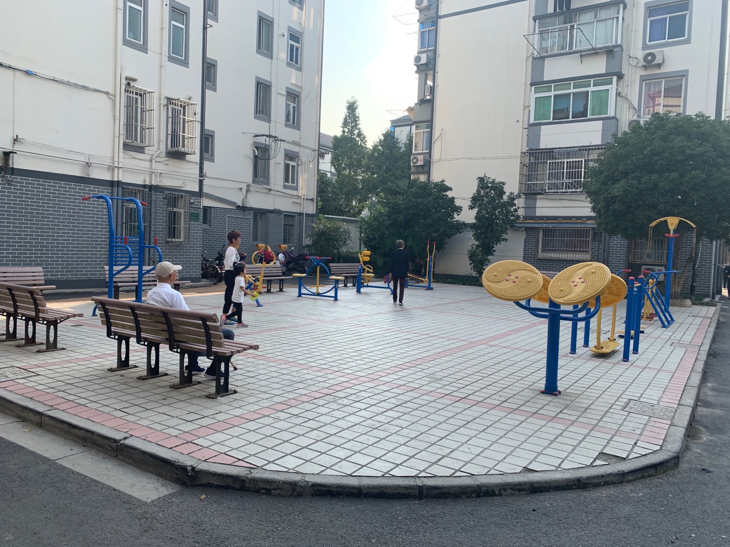 方东一村健身点