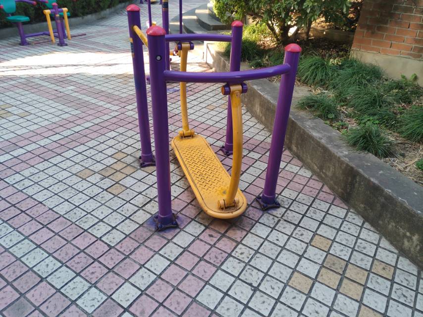 晃板健身器