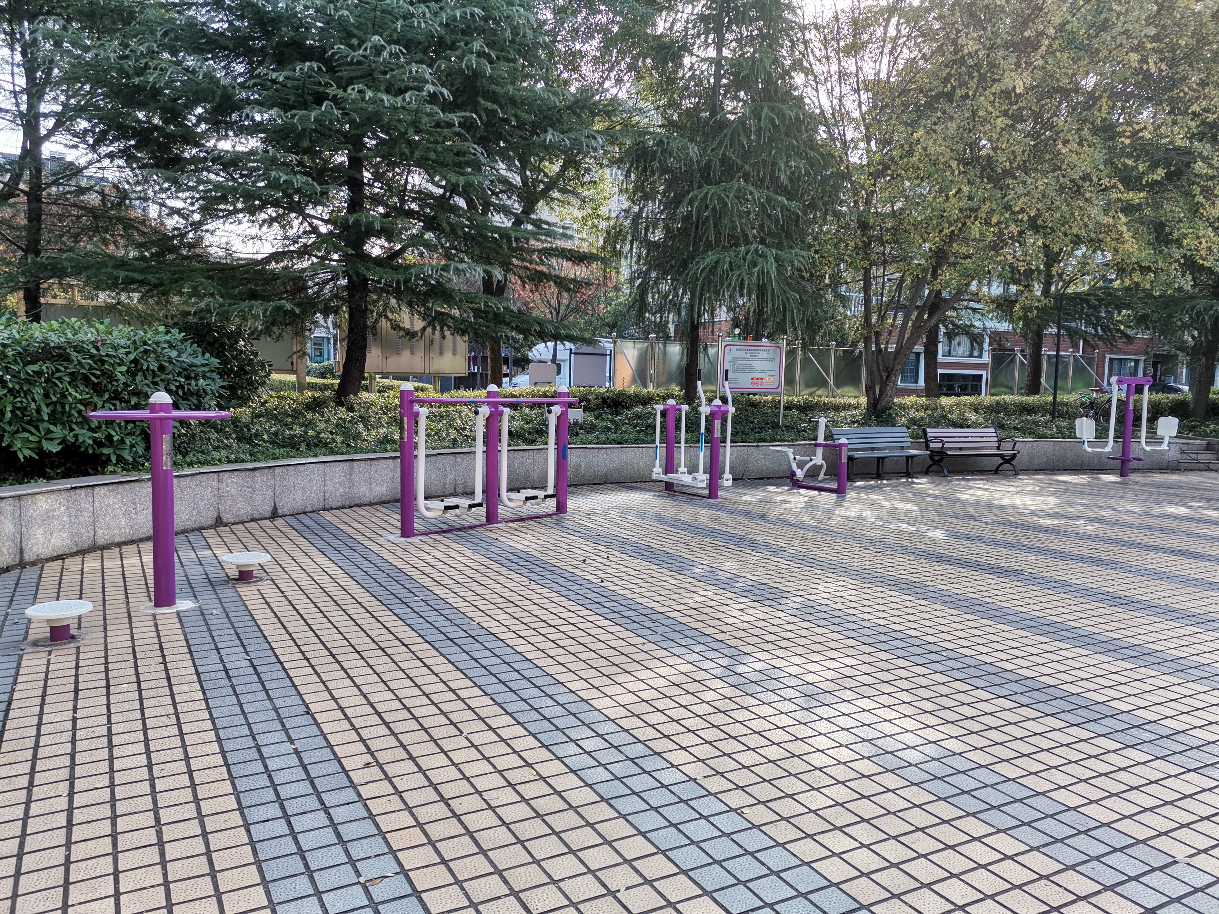 裕盛豪园公建房前健身点