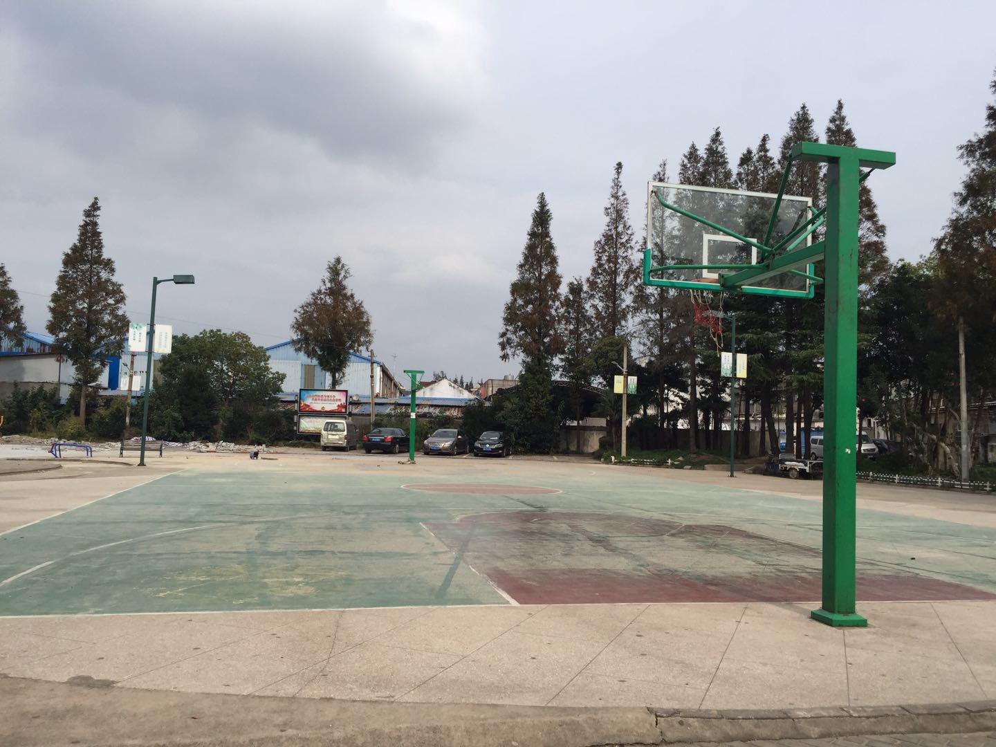 前卫新村篮球场
