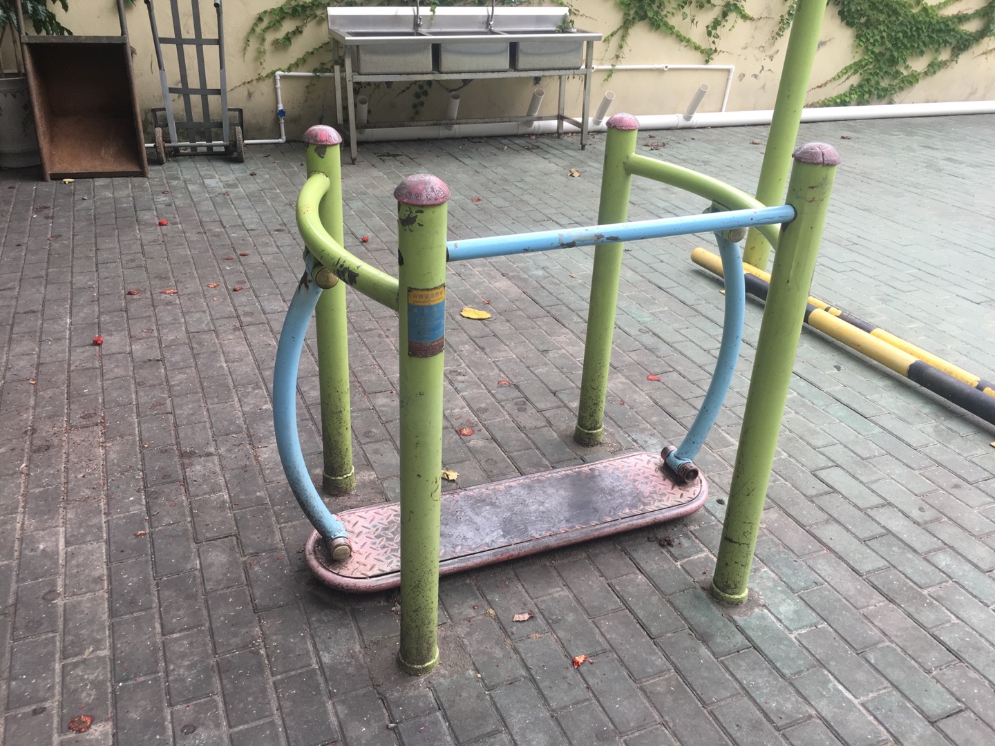 晃板健身器