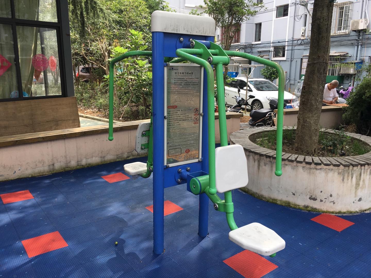 双立柱前推训练器