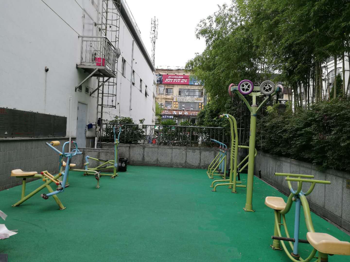 虹桥花苑居委高尔夫别墅