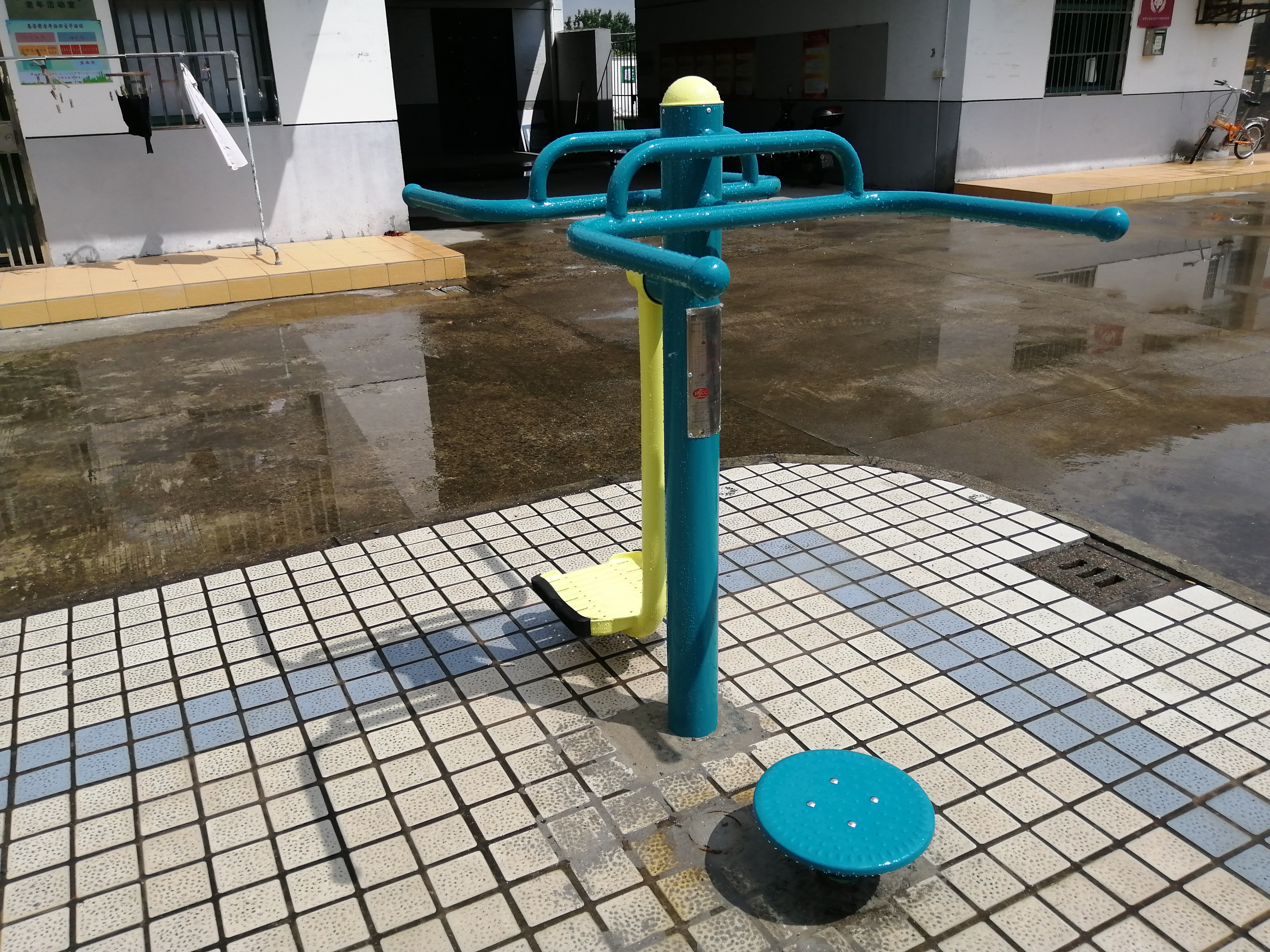 扭腰钟摆器