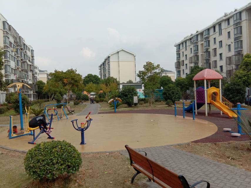 海霞第一居委海霞路493弄44号南侧健身路径