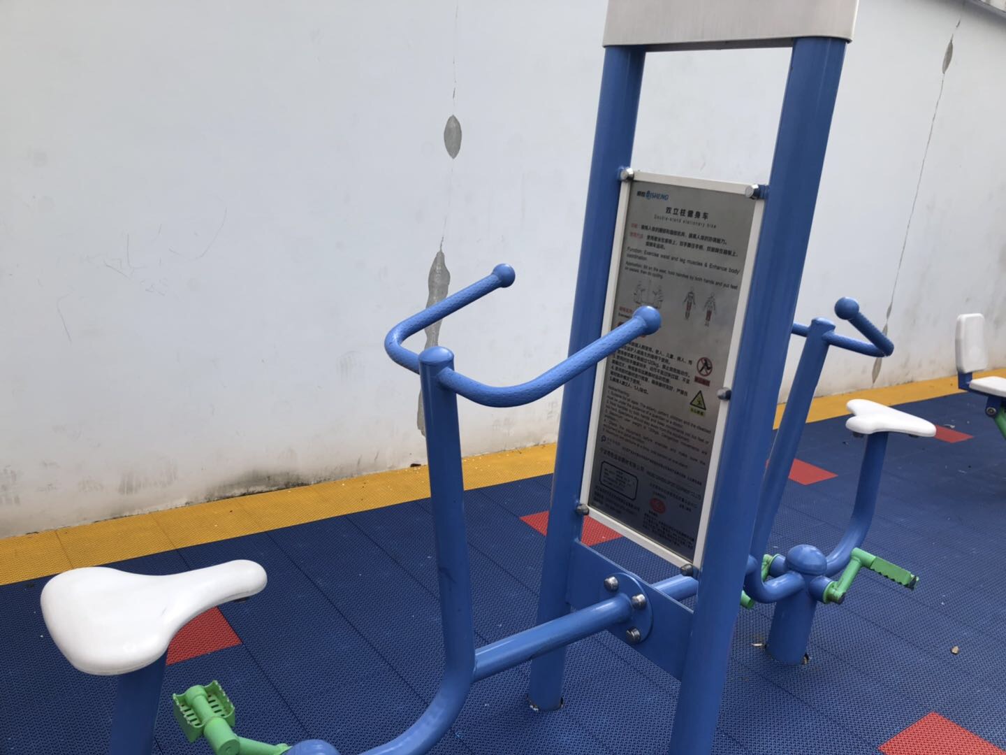 双立柱健身车