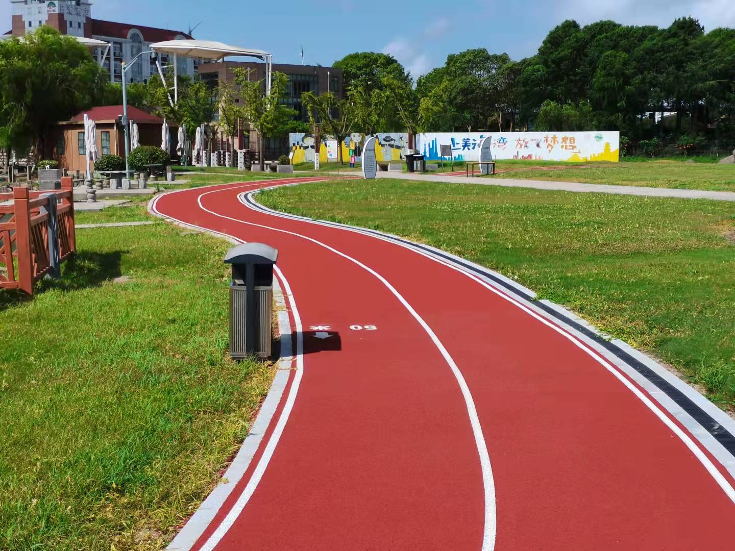 上海海湾国际风筝放飞场健身步道