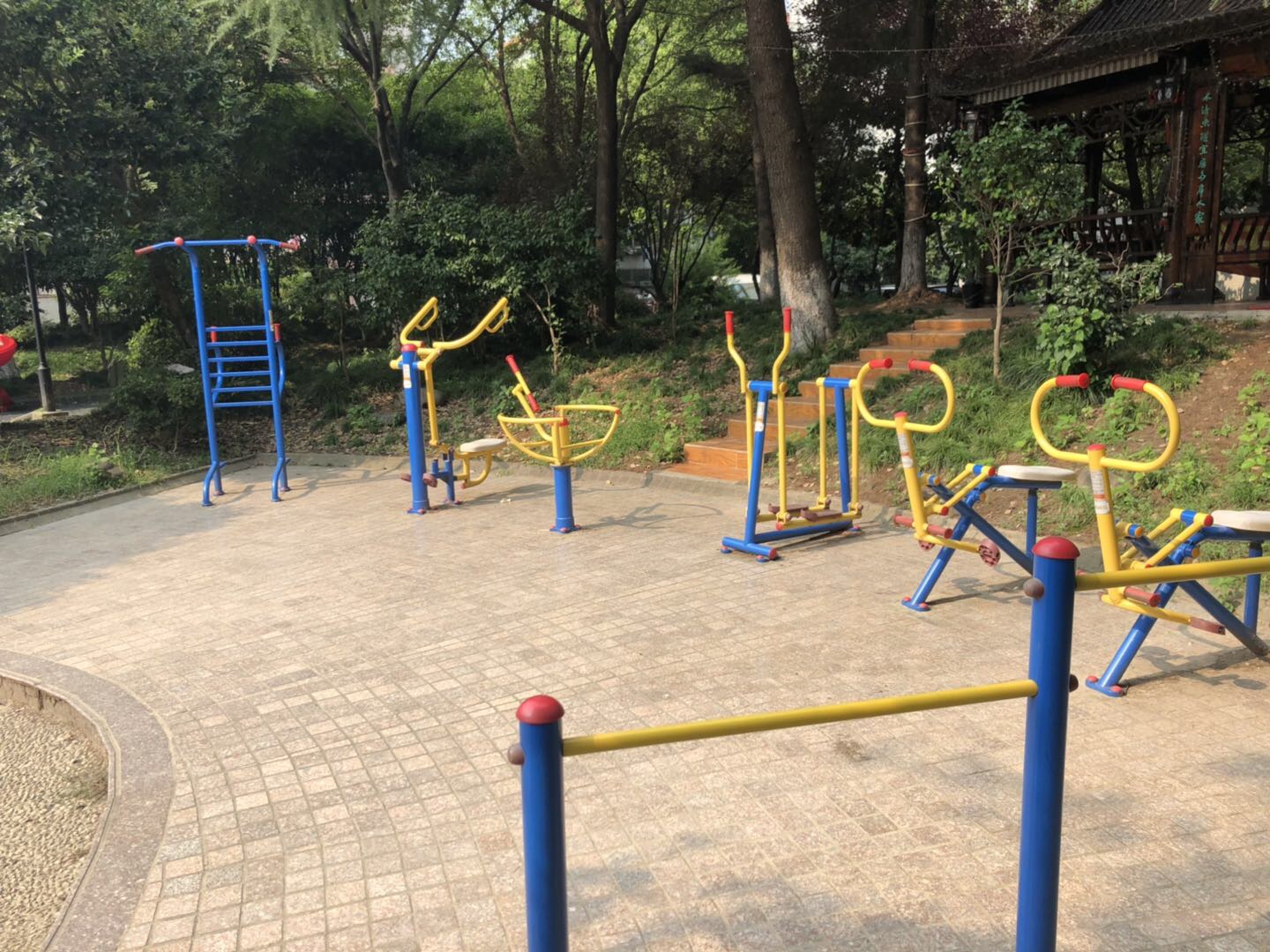 华梅花苑居委A健身苑点