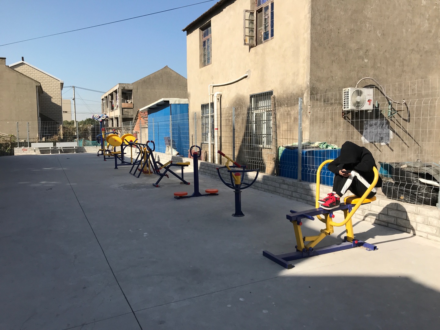 滨一居委2组朱家宅45号北休闲广场健身路径