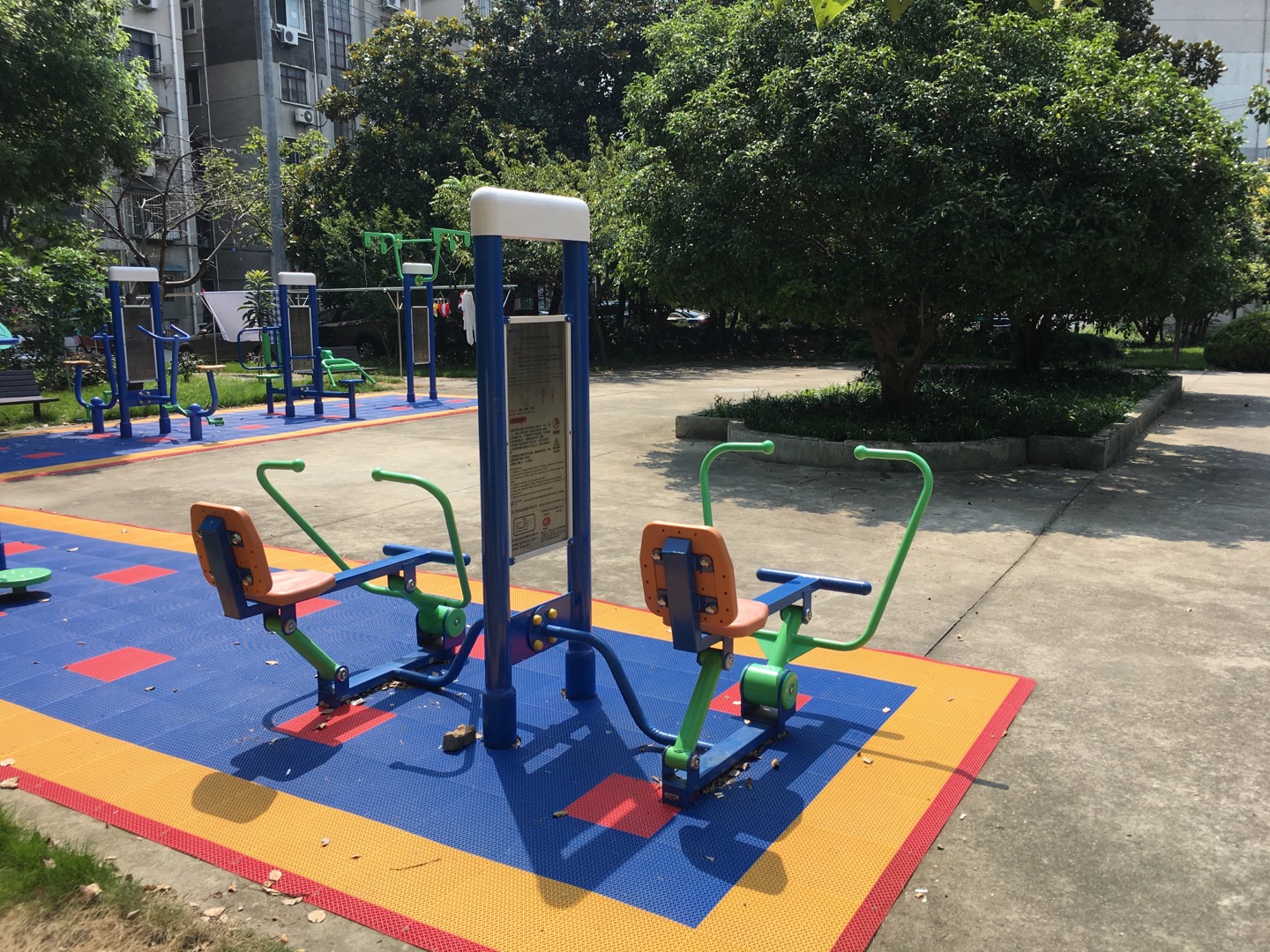 双立柱平推平拉训练器