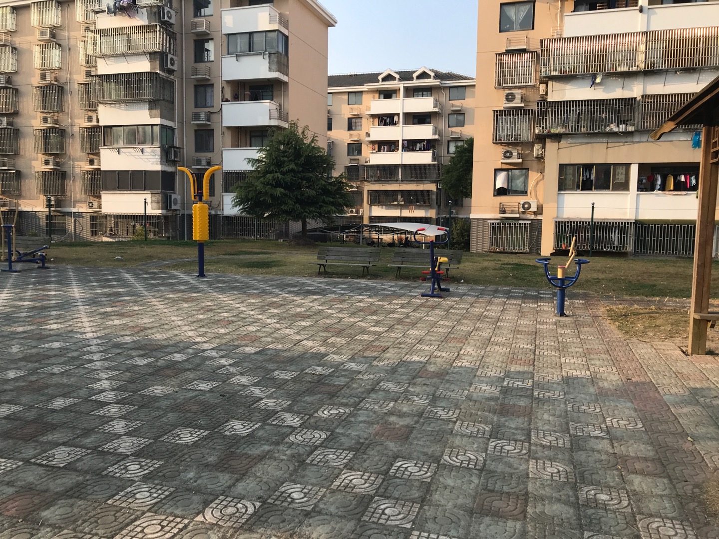 航城一居航城三路692弄54号恒纬家苑健身路径