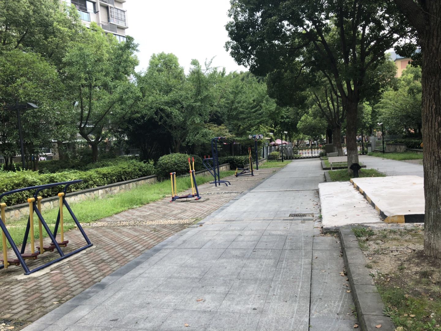 莲花路755弄健身点