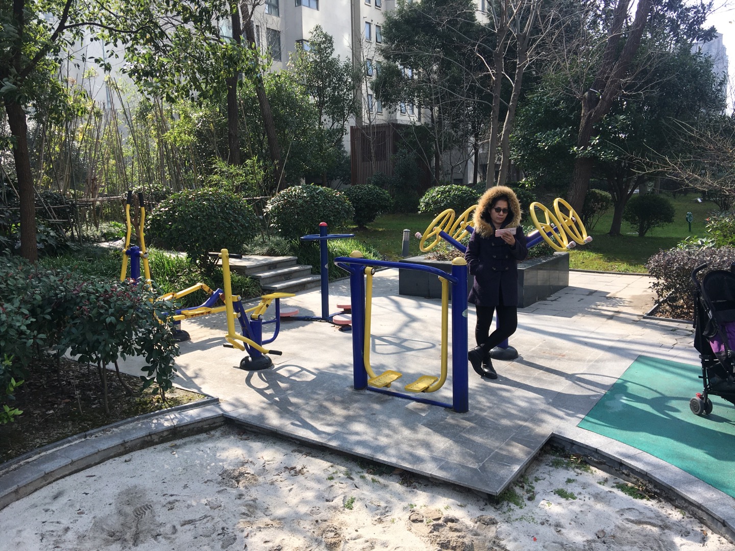 中信泰富锦苑13号楼门口市民健身点