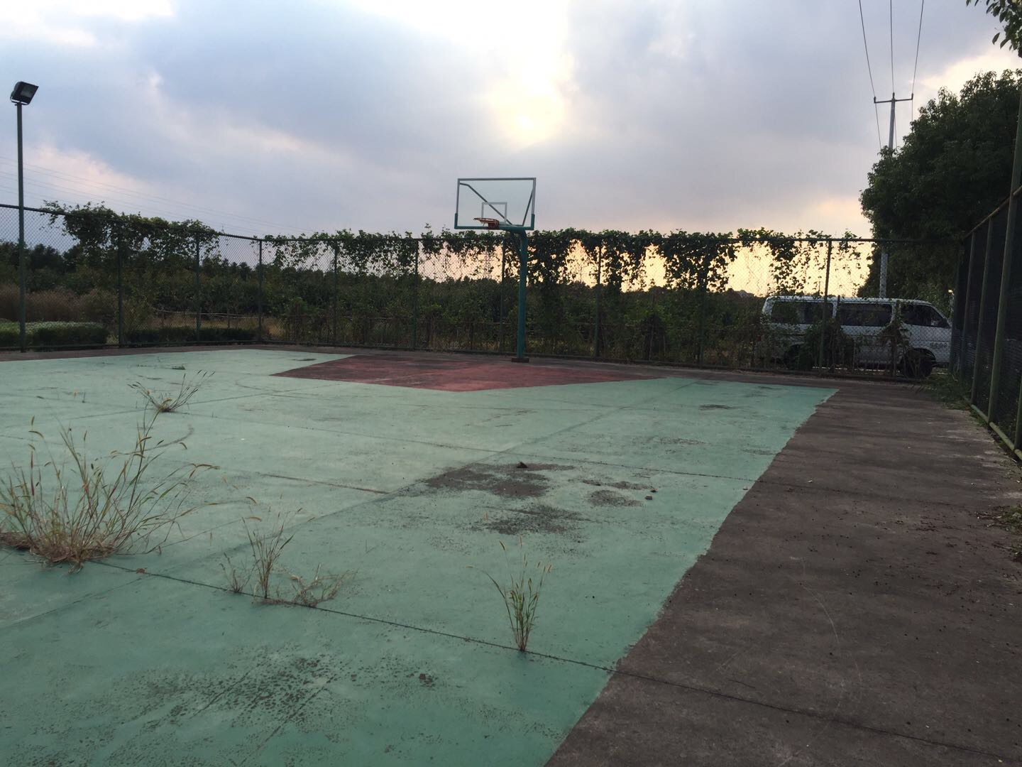 民生村篮球场