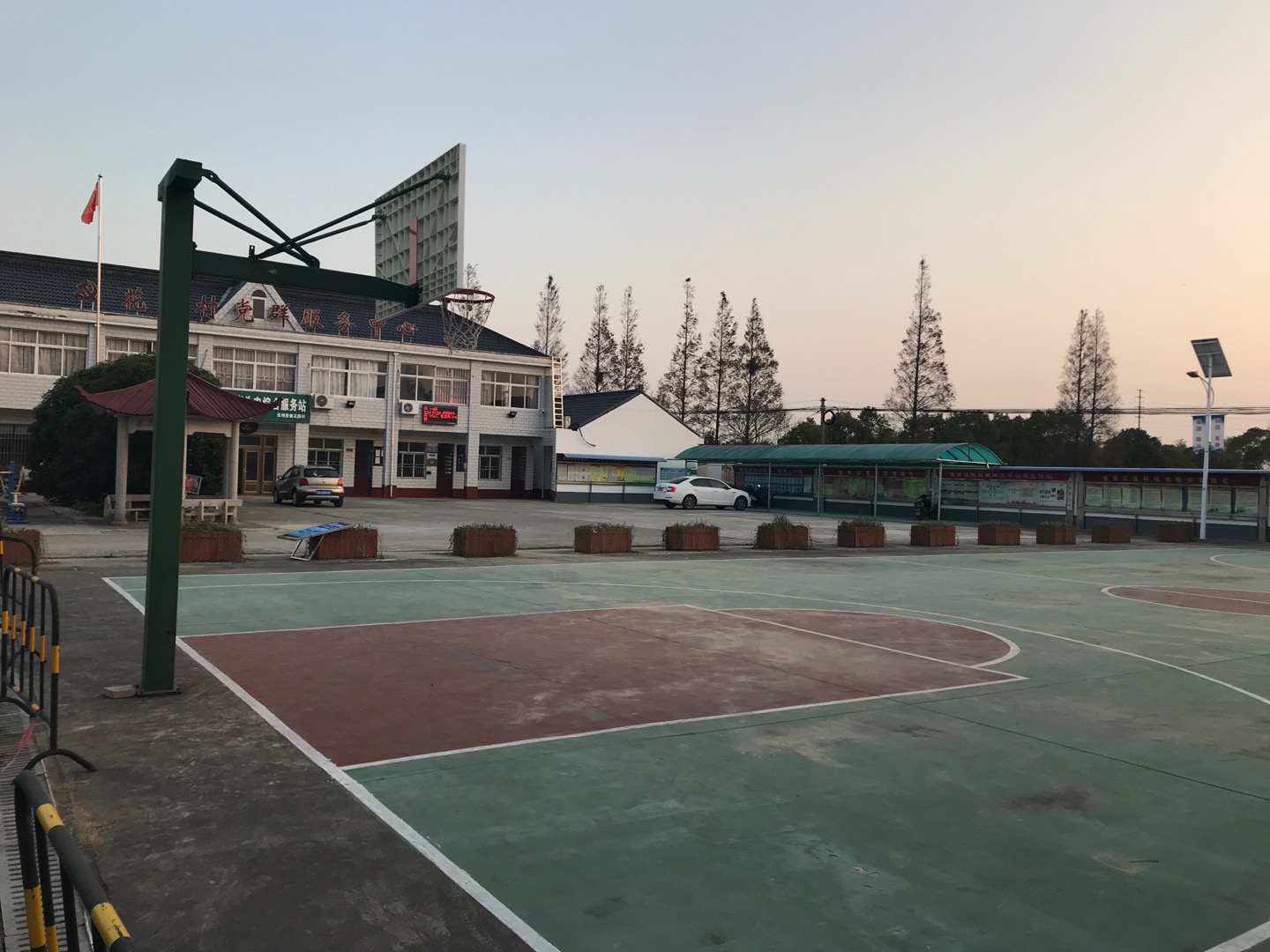 花园村村委篮球场