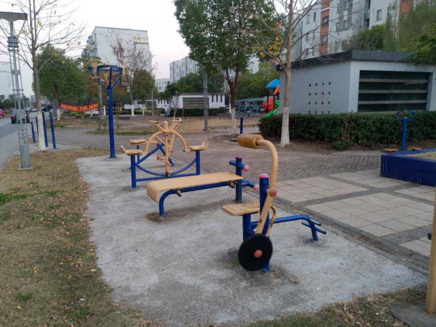 荷亭苑广场健身点