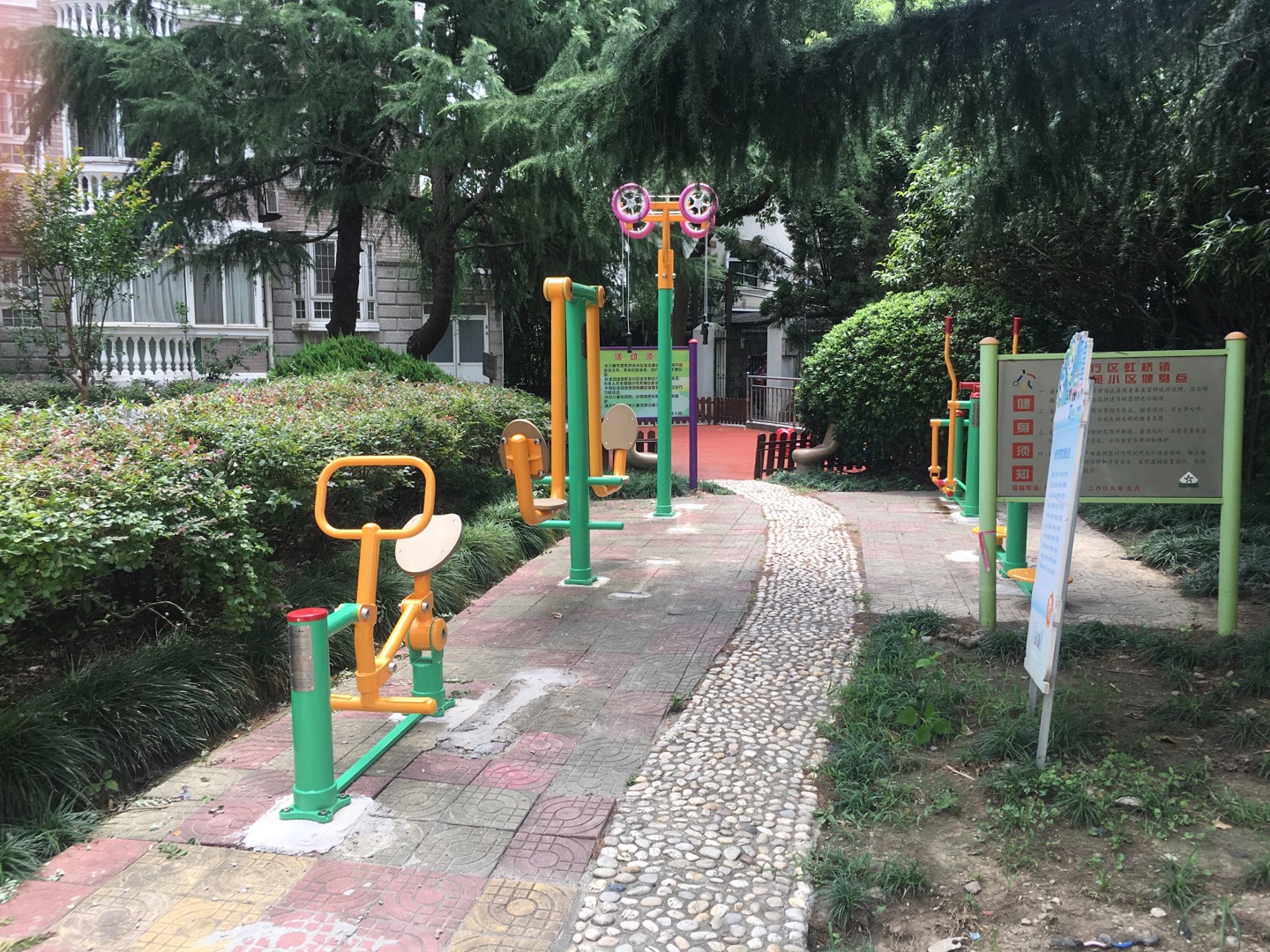 红春居委紫景苑健身点