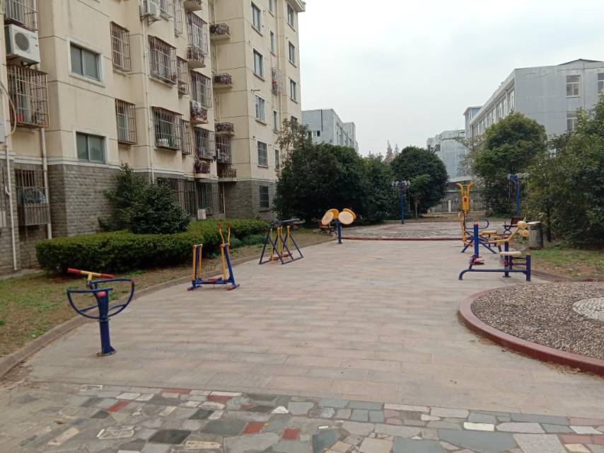 百欣苑居委东亭路836路15幢-18幢间健身路径