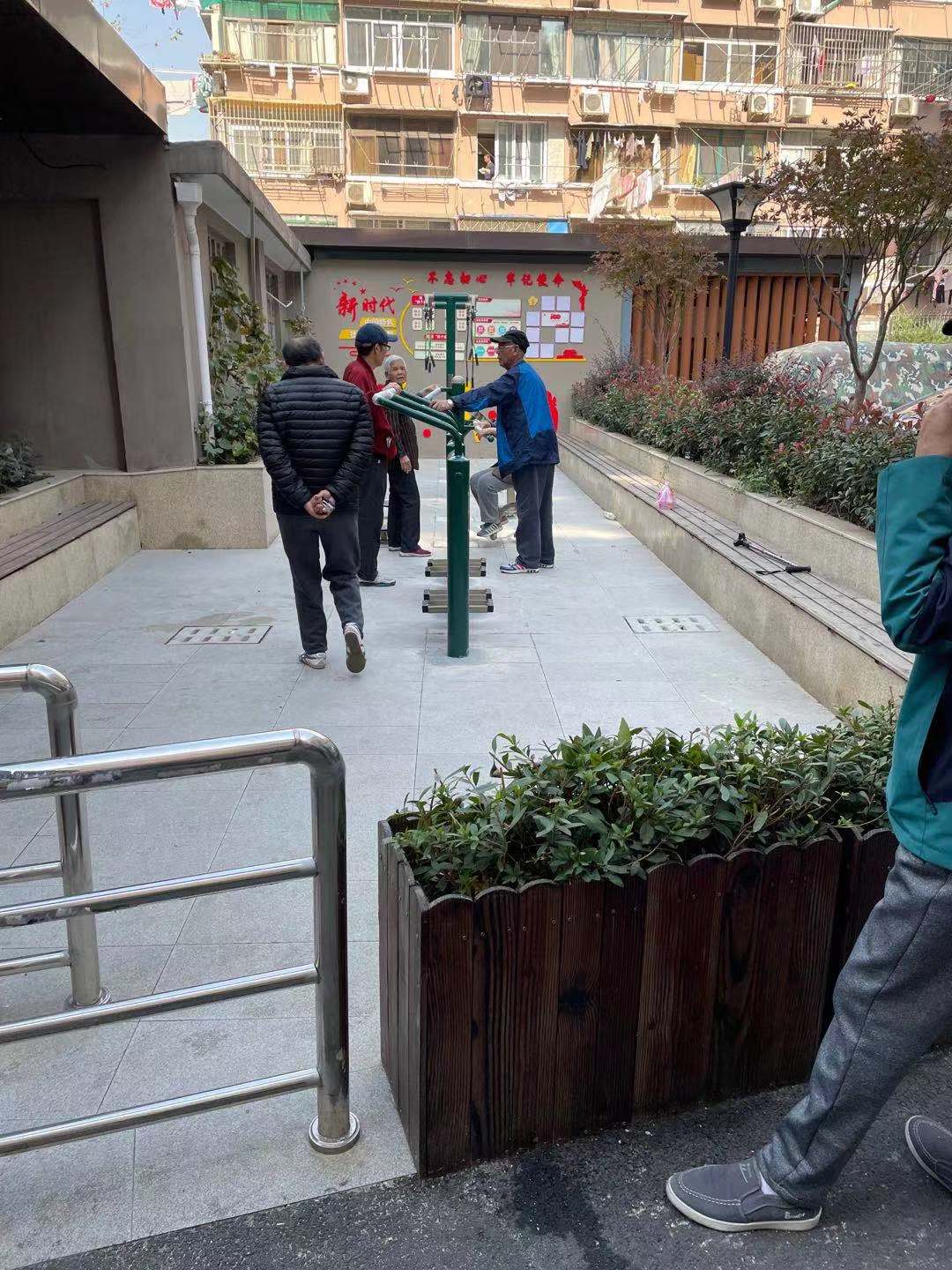 静安区宝山路街道通阁居委健身点 （芷江中路413弄）