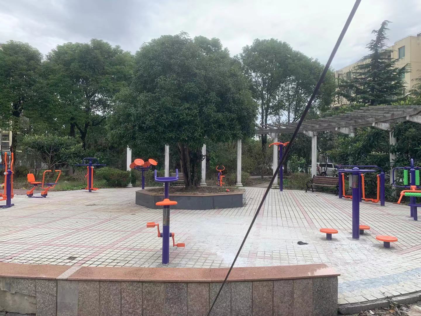 东港一居思凡馨苑1055弄（施湾三路1055弄）健身路径