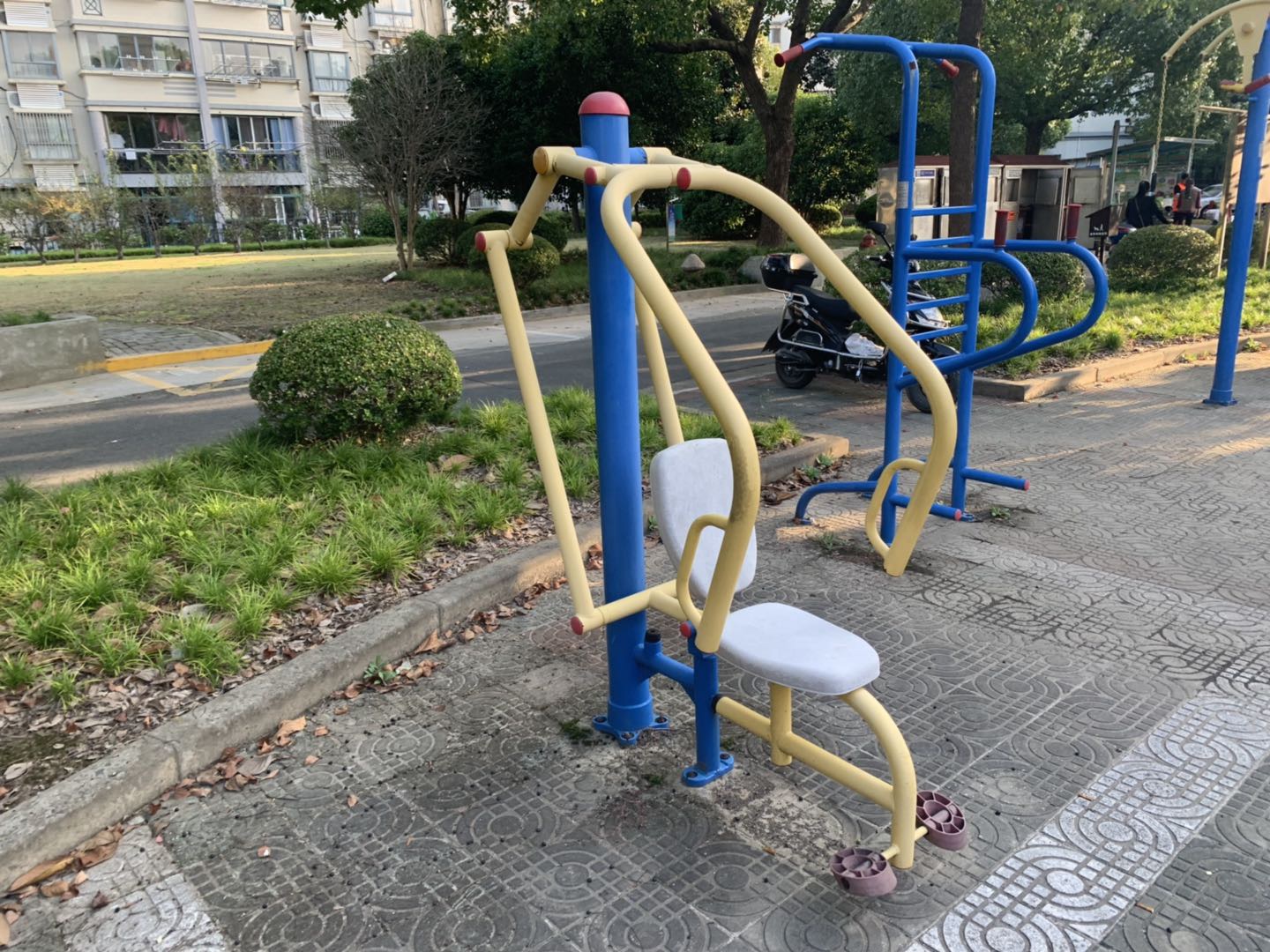 自重拉胸器