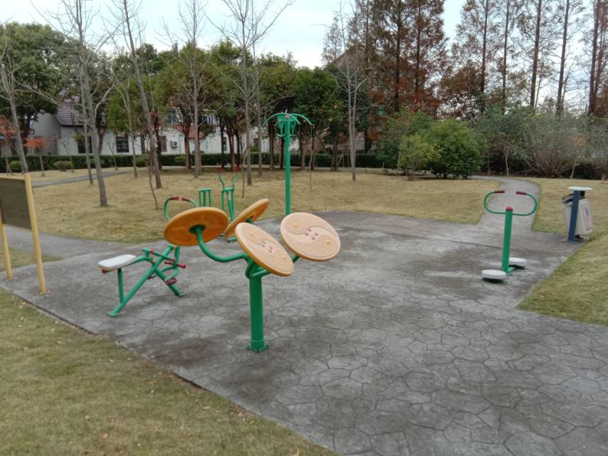 七灶村七队车站健身点