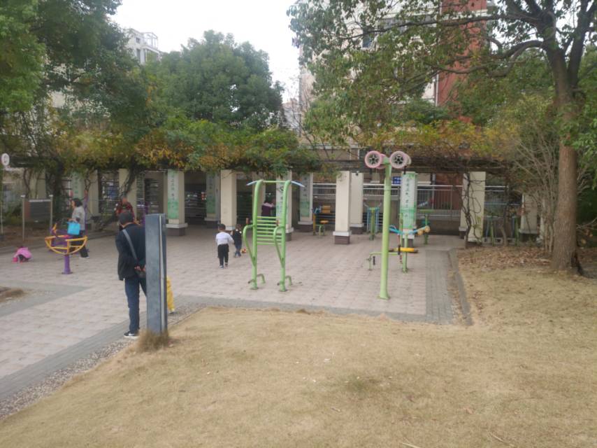 芳华路933弄健身点